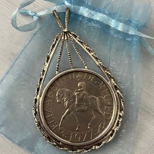 Queen Elizabeth II Silver Jubilee crown 1977 commemorative coin set in a bezel.